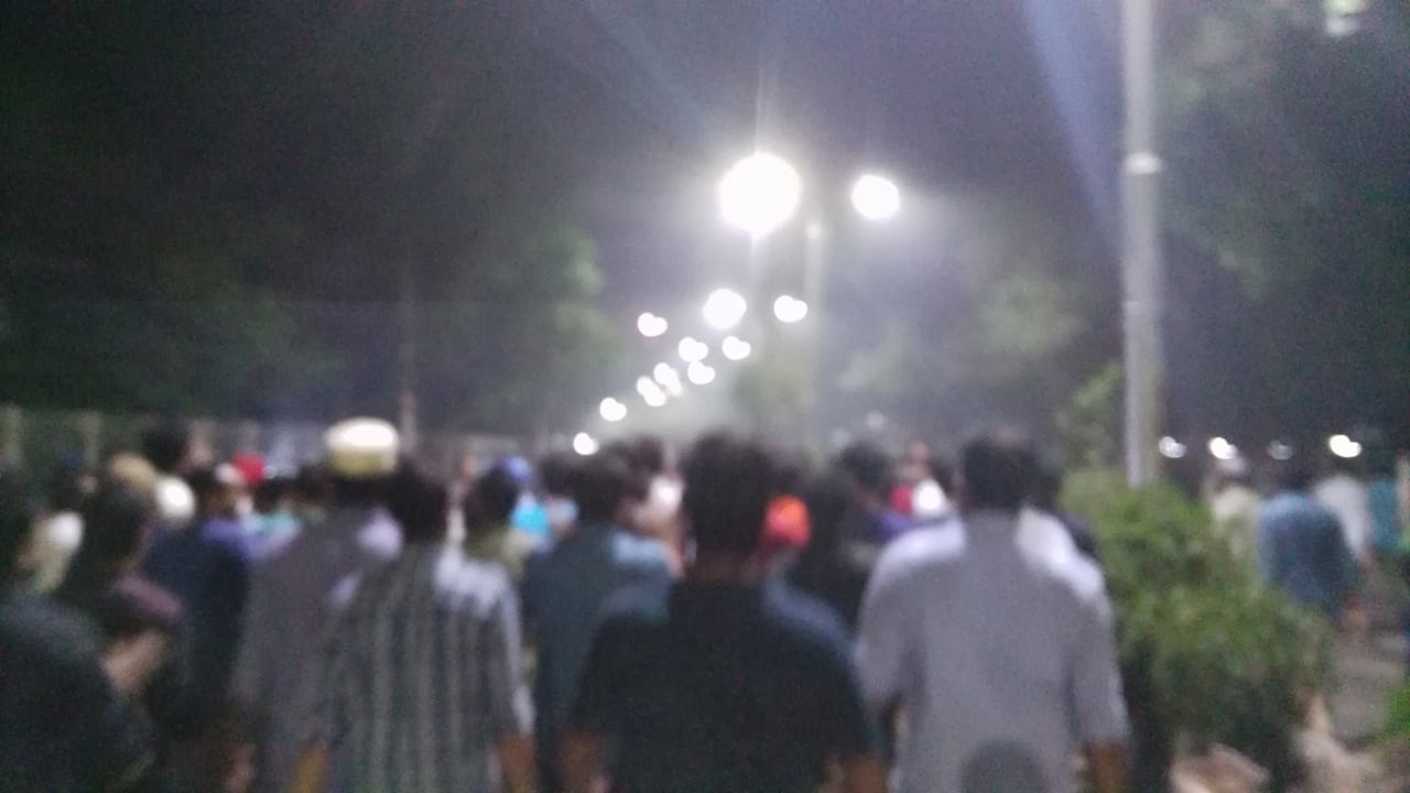 স্থগিত হয়নি আন্দোলন, টিএসসিতে অবস্থান করছেন শিক্ষার্থীরা