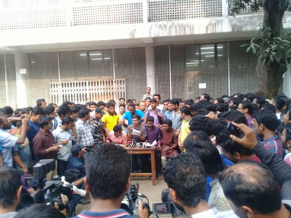 ‘আমাদের চোখমুখ বেধে মাথায় হেলমেট পরিয়ে দেয়া হয়’