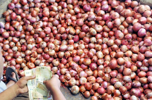 পেঁয়াজের দাম বাড়তি, সবজির বাজারেও আগুন