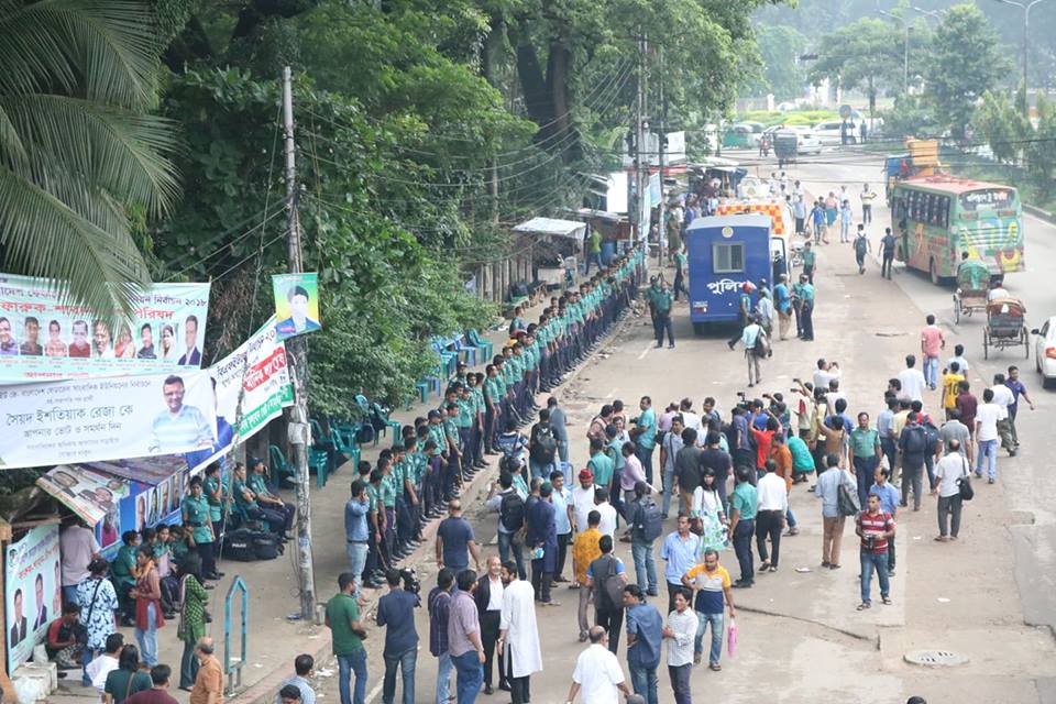 পুলিশের দখলে প্রেসক্লাব; দাঁড়াতে পারছেন না অভিভাবকরা