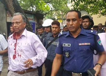 ছাত্রলীগের হামলায় রক্তাক্ত মাহমুদুর রহমানকে বিমানে ঢাকায় আনা হচ্ছে