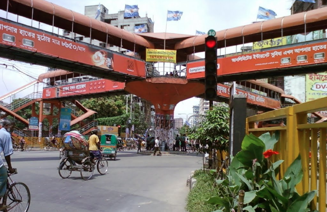 রাতের ফুট ওভারব্রিজগুলো যেন বিপদের আখড়া